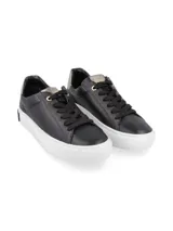 Zapatillas urbanas Hush Puppies de cuero negro con suela de goma blanca y detalle de marca en el talón.