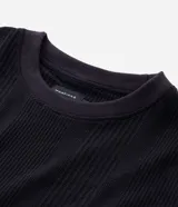 Remera de manga corta color verde militar, con cuello redondo y diseño de textura vertical acanalada, marca Marfinno.