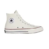 Zapatillas Converse Chuck 70 de caña alta color crema con detalles en rojo y azul en la suela.