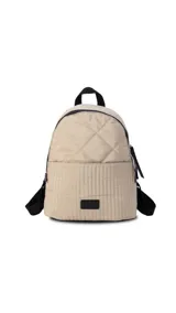 Mochila negra de tela capitoneada con bolsillo frontal amplio y asas ajustables. Incluye compartimento especial para iPad.