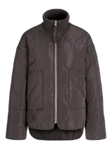 Campera acolchada de color gris oscuro, con diseño matelaseado de ondas, cuello alto en rib, cierre frontal con cremallera metálica y bolsillos frontales aplicados.
