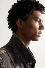 Campera de denim de algodón color gris oscuro con efecto lavado, corte regular fit, cuello solapa y bolsillos frontales con solapa.