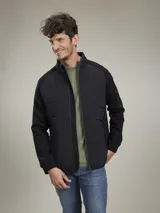 Campera azul marino con cierre frontal, cuello alto y bolsillos laterales con cierre. Tiene un parche rojo con cierre en la manga izquierda y un diseño acolchado en la parte delantera.