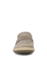 Mocasines de gamuza color taupe, con diseño de antifaz en el empeine, detalles de costuras visibles y suela tipo espadrille con yute trenzado alrededor.
