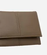 Billetera plegable pequeña Satinato de material sintético en color marrón, con diseño de pespuntes verticales y cierre con solapa.