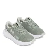 Championes de running Under Armour modelo Charged Surge 4, color verde menta con suela blanca. Presentan capellada de malla transpirable, refuerzos sintéticos laterales y logo de la marca en el costado.