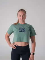 Crop top verde de algodón elastizado con logo estampado en azul marino.