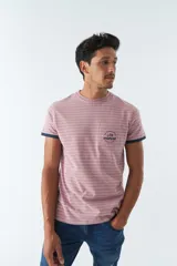 Remera de hombre a rayas horizontales color rosa y blanco, con bolsillo en el pecho y logo estampado.