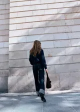 Cardigan de punto de corte recto y diseño a cuadros, con cuello redondo, manga larga y cierre frontal de cremallera doble.