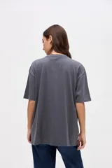 Remera de algodón lavado con textura suave, de calce clásico y manga corta. Presenta un bordado lineal de flores a tono en la parte frontal.