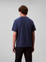 Remera de manga corta Calvin Klein confeccionada en tejido de piqué, con cuello redondo y corte regular. Presenta un pequeño logo bordado en el centro del pecho.