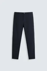 Pantalón de corte slim fit confeccionado en tejido elástico, con cintura elástica, cierre frontal con cremallera y botón, bolsillos laterales y bolsillos traseros de vivo.