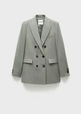 Blazer de corte recto y diseño cruzado, confeccionado en tejido mezcla de lana. Presenta cuello con solapas de muesca, cierre frontal con botones, bolsillo de ribete en el pecho y dos bolsillos laterales con solapa.