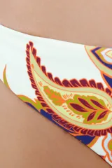 Parte inferior de bikini con cobertura media y diseño de corte clásico. Presenta un estampado botánico multicolor sobre fondo blanco.