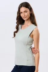 Musculosa de algodón color beige, de corte clásico con cuello redondo y diseño liso.
