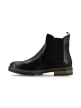 Botin de caña corta color negro con textura efecto reptil, elásticos laterales y suela dentada con plataforma baja.