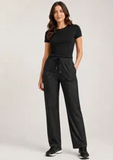 Pantalón deportivo de corte recto y ajuste holgado, color negro, con cintura elástica y cordón ajustable.