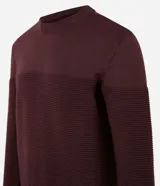 Suéter de punto para hombre en color azul marino, con cuello redondo y textura acanalada en el pecho y las mangas. Diseñado por Marfinno.
