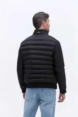 Campera puffer de nylon color beige, con diseño minimalista, cuello alto, cierre frontal y puños elásticos. Presenta logo de la marca bordado en el pecho.