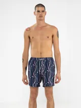 Short de baño azul marino con estampado de cadenas doradas, plateadas y rosadas.