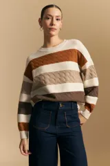 Sweater de tejido de punto con diseño de rayas horizontales en tonos azul y blanco. Presenta cuello redondo, puños y ruedo acanalados, con un sutil patrón de relieve en el tejido.