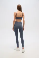 Calza negra de calce alto y al cuerpo.