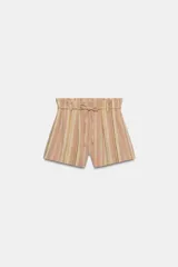 Bermuda de tiro medio con diseño de rayas verticales en tonos rosados y beige. Presenta cintura con trabillas, cinturón ajustable con lazada, bolsillos laterales y detalle de pliegues en el delantero.