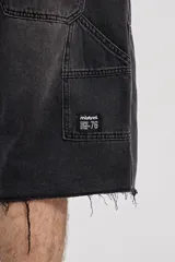 Bermuda carpenter de jean con corte amplio, bolsillos grandes y detalles inspirados en la ropa de trabajo. Presenta un lavado desgastado y ruedo desflecado.