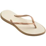 Ojotas Havaianas modelo Slim Point, con base color violeta claro y borde lateral en tono rojizo. Presentan tiras finas con textura y logo de la marca en relieve.