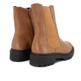 Bota Chelsea de cuero color gris topo, con elásticos laterales acanalados y suela track negra.