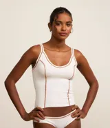 Camisete texturizada sin costuras, color blanco con pespuntes contrastantes color marrón, breteles medianos y sin copa.