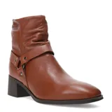 Botas de cuero color suela, con caña media arrugada y detalle de correa con hebilla metálica en el tobillo. Posee taco cuadrado y punta redondeada.