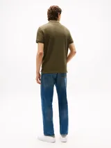 Chomba verde militar de Tommy Hilfiger, corte regular, con cuello tipo polo, tapeta de dos botones y logo bordado en el pecho.