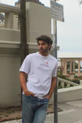 Remera gris de corte recto confeccionada en algodón peinado. Presenta estampa en la espalda con diseño floral y la frase "Más flores, menos drama".