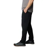 Pantalón chino negro de pierna recta, confeccionado con tecnología Omni-Shield que repele líquidos y manchas. Cuenta con bolsillos laterales, bolsillo de seguridad y bolsillos traseros.