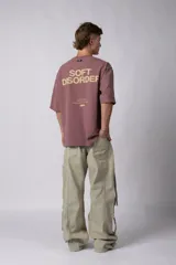 Jean de corte baggy con múltiples bolsillos cargo frontales con cierre metálico, tiro medio y tiras de ajuste en la botamanga.