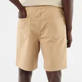 Bermuda ligera color beige, de corte clásico con bolsillos laterales y trabillas para cinturón.