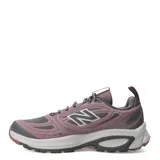 Championes New Balance 410 V9 diseñados para trail running y actividades outdoor, en color violeta con detalles en gris y blanco. Cuentan con entresuela Fresh Foam y suela de gran tracción.