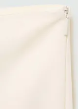 Pantalon de vestir tipo wide leg, color crema, con tiro medio, pinzas frontales y cierre lateral invisible.