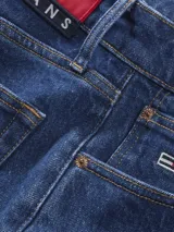 Pantalón de jean azul de corte recto con tiro medio.