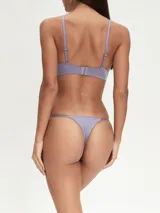 Soutien de diseño liso en color violeta, con copas preformadas y breteles finos ajustables.