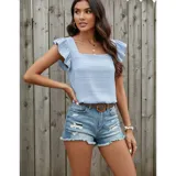 Blusa de color amarillo con textura fruncida, cuello cuadrado y mangas cortas con volados.