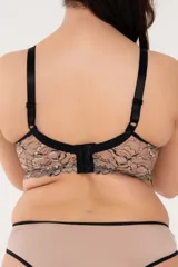 Bralette color caramelo de puntilla elastizada con forro interno, breteles regulables y ganchos en la espalda.