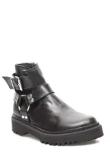 Botín de cuero color bordó con suela track negra, caña baja, puntera redondeada y ajuste con hebillas y arnés metálico.