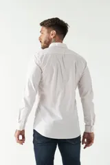 Camisa de manga larga para hombre, color azul claro con microestampado de cuadros. Presenta un corte slim y cuello abotonado.