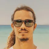 Lentes de sol Sunski modelo Kiva, con montura rectangular de carey y lentes polarizados verdes. Bloquean el 100% de los rayos UVA/UVB/UV400.