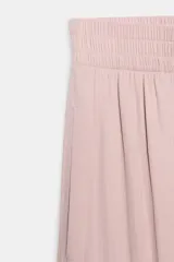 Pantalón fluido de tiro alto con cintura elástica y pernera ancha, de color rosado.
