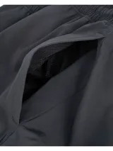 Pantalón cargo deportivo Under Armour, confeccionado en tejido elástico ligero con tecnología repelente al agua. Presenta bolsillos laterales tipo cargo con solapa, cintura elástica con cordón ajustable y logo de la marca estampado en el muslo.