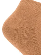 Medias deportivas cortas color beige, de diseño acanalado en el empeine y tobillo.