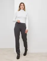 Pantalón de vestir verde oscuro, marca Zac & Rachel, con pretina con faja interna modeladora y bolsillos rectos delanteros y traseros simulados.